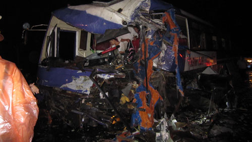 Nghệ An: Ô tô đâm nhau liên hoàn, 5 người nguy kịch