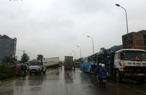 Container đấu đầu xe khách trong đêm