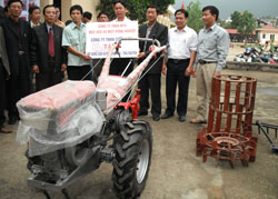 Tặng máy cày cho hội viên nông dân nghèo