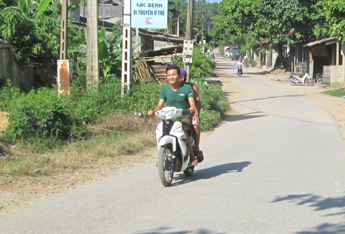 Nỗi lo trên các tuyến đường nông thôn ở Phú Lương