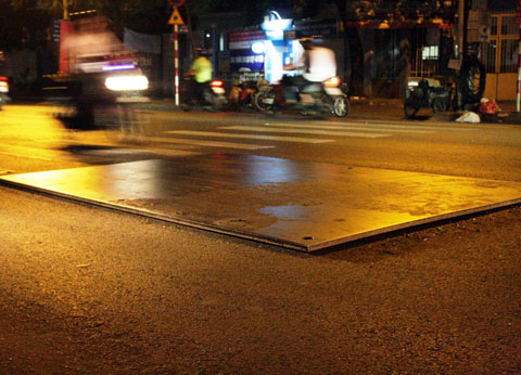 Xe lọt hố cống trình, 3 người bị thương