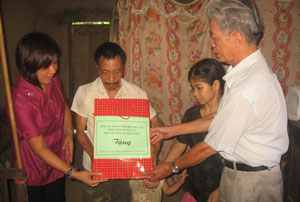 Tặng quà nạn nhân chất độc da cam