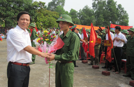 Lãnh đạo huyện Phú Bình tặng hoa, động viên tân binh trước khi lên đường nhập ngũ