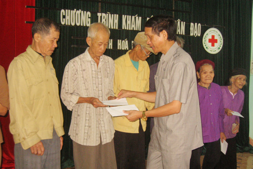 Khám bệnh, phát thuốc miễn phí và tặng quà cho đối tượng chính sách tại Định Hóa