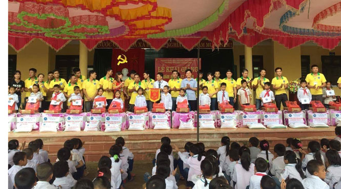 Tặng quà cho học sinh nghèo vượt khó