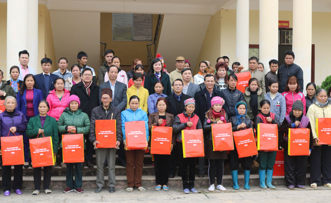 Thăm, tặng quà Tết hộ nghèo, trung tâm bảo trợ xã hội