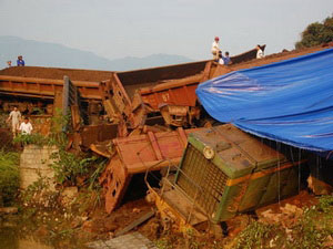 Mất phanh, tàu hỏa lao khỏi đường ray tại Lào Cai 