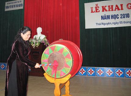 Đồng chí Tòng Thị Phóng dự khai giảng tại Thái Nguyên