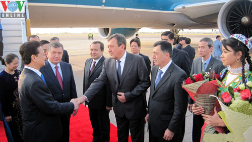 Thủ tướng bắt đầu chuyến thăm Uzbekistan