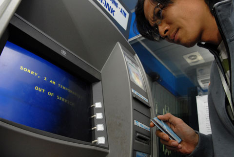 Ngân hàng lại đề nghị thu phí rút tiền tại ATM