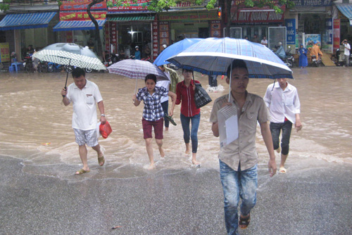 Vượt mưa úng đến trường thi