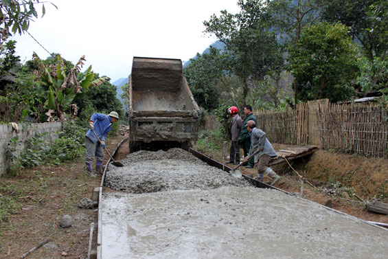 Thi công tuyến đường khu Lân Thùng, xã Phương Giao (Võ Nhai).