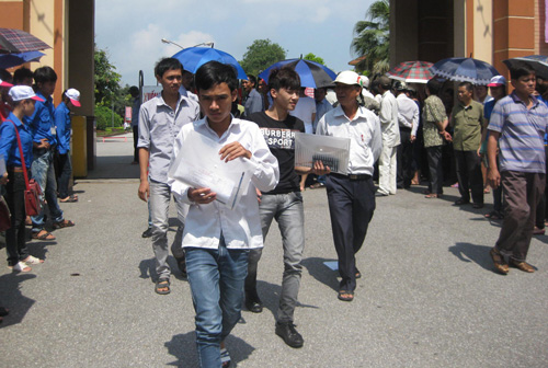 1 cán bộ, 1 thí sinh vi phạm quy chế thi