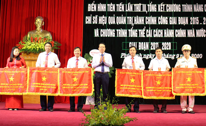 Khen thưởng các tập thể, cá nhân có thành tích xuất sắc