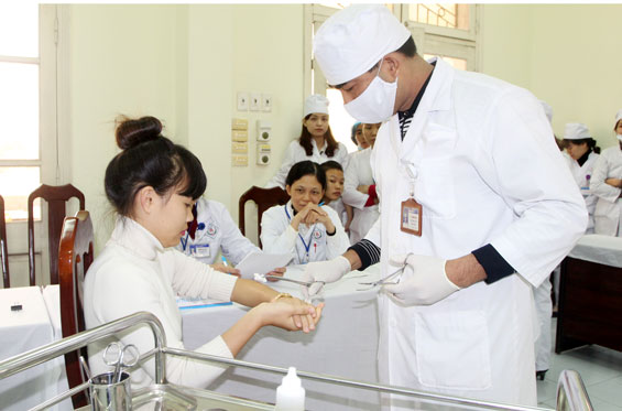Bệnh viện A: Gần 200 cán bộ thi điều dưỡng, kỹ thuật viên, hộ sinh giỏi
