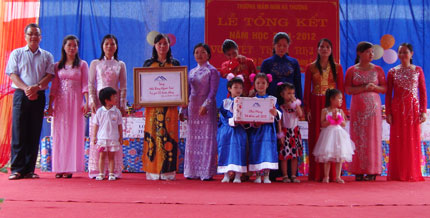 NuiPhao Mining: Tặng quà thiếu nhi trong vùng Dự án