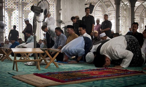 Thủ tướng Malaysia dập đầu cầu nguyện cho MH370