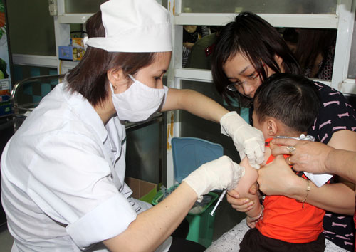 Trẻ tiêm phòng sởi tăng đột biến