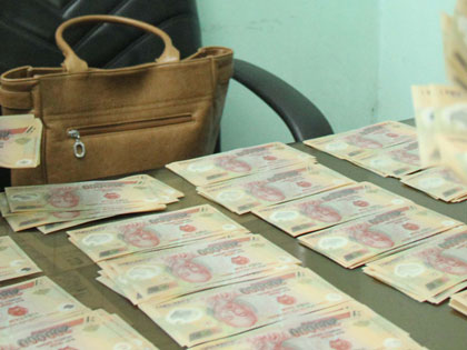 Thu 300 triệu đồng tiền Việt Nam giả