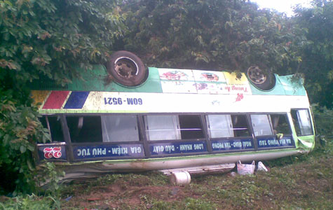 Xe buýt chở 20 người gặp tai nạn thảm khốc