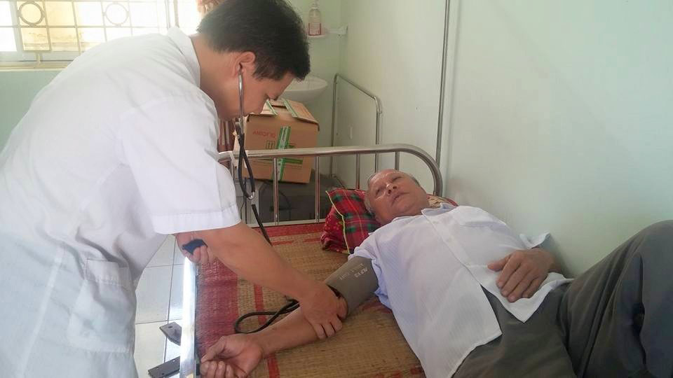 Khám sức khỏe và cấp phát thuốc cho các đối tượng chính sách