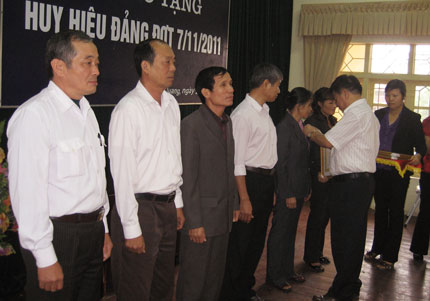 Trao tặng Huy hiệu Đảng