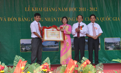 Đón Bằng công nhận đạt chuẩn Quốc gia và khai giảng năm học mới