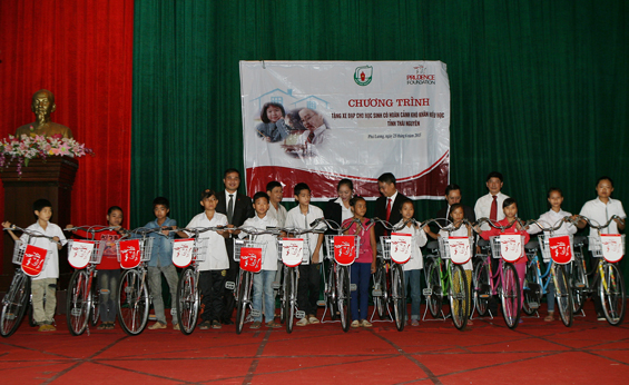 Trao 12 xe đạp cho học sinh nghèo ở huyện Phú Lương