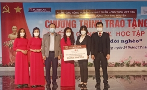 Trao tặng 90 triệu đồng cho Trường Mầm non Cổ Lũng