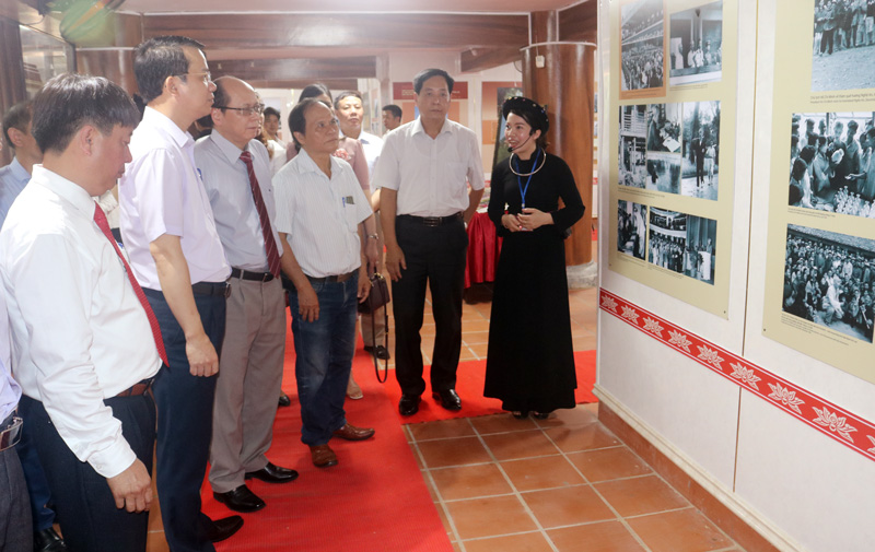 Khai mạc triển lãm ảnh, tư liệu về Chủ tịch Hồ Chí Minh tại Nhà tưởng niệm Người