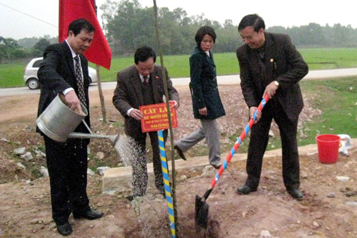 Đồng chí Phó Bí thư Thường trực Tỉnh ủy cùng lãnh đạo huyện trồng cây tại khuôn viên Bệnh viện đa khoa Phổ Yên.