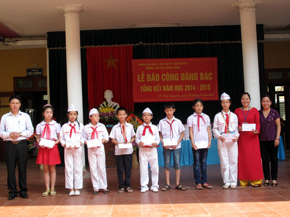 Lãnh đạo UBND phường, Nhà trường khen thưởng động viên các em học sinh đoạt giải trong kỳ thi học sinh giỏi cấp quốc gia.