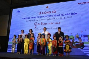 Gần hai triệu học sinh lớp 1 trên cả nước được tặng mũ bảo hiểm