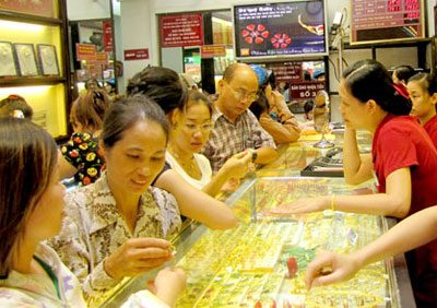 Giá vàng trong nước và thế giới “vênh” 2,4 triệu đồng