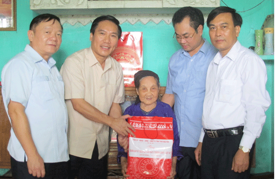 Đồng chí Phó Bí thư Tỉnh ủy thăm, tặng quà người có công với cách mạng