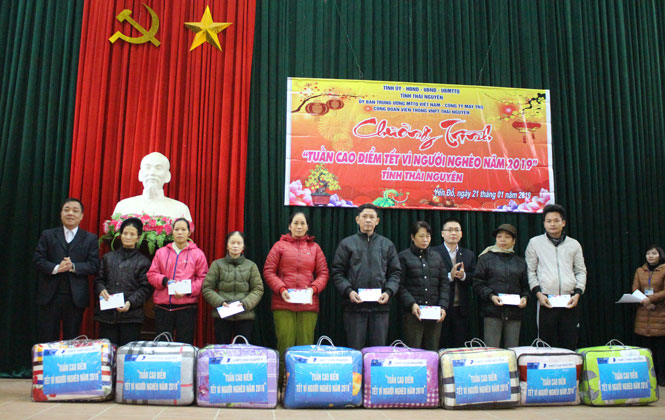 Tặng quà Tết gia đình chính sách, hộ nghèo