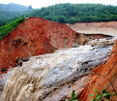 Vỡ đập thủy lợi, hàng ngàn dân sơ tán tránh lũ