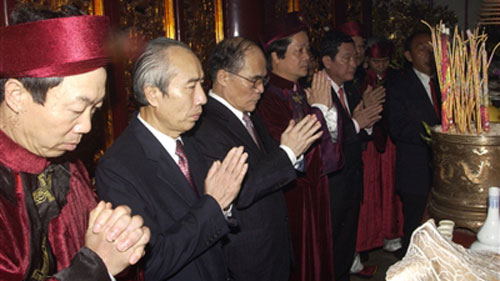 Thành kính dâng hương tưởng niệm các Vua Hùng