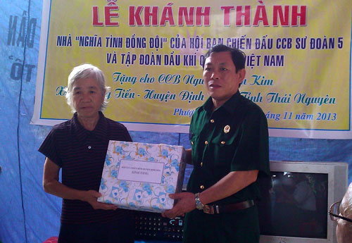 Bàn giao Nhà nghĩa tình đồng đội