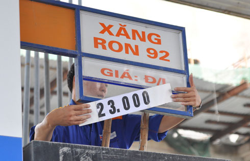 Giá xăng tăng 1.100 đồng mỗi lít