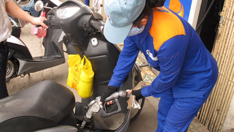 Giá xăng giảm 250 đồng/lít