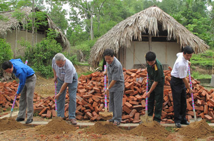 Xây nhà nhân ái tặng cựu TNXP