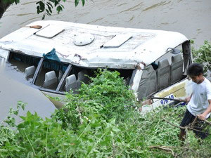 Ôtô chở 16 người lao xuống vực sâu 30m