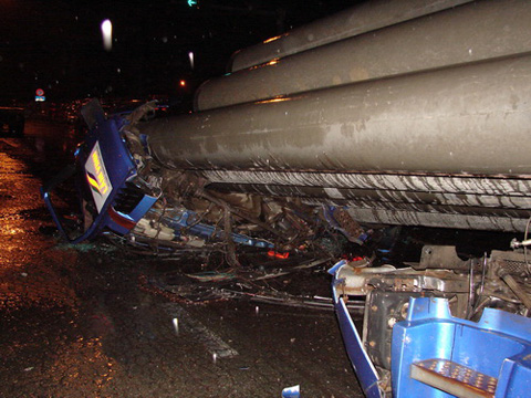 Hơn 70 tấn bêtông đổ đè bẹp cabin, phụ xe tử nạn