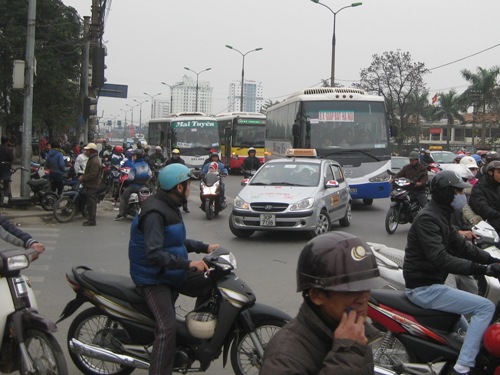 Người dân nườm nượp về Hà Nội và T.P Hồ Chí Minh sau Tết