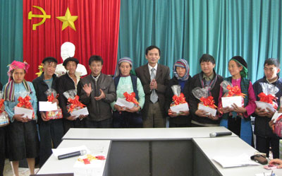 Tuến sĩ Vũ Vinh Quang, Phó Trưởng Khoa CNTT (ĐẠi học Thái Nguyên) tặng quà Tết đồng bào bản Sùng Lỳ, xã Lũng Phìn, (Đồng Văn Hà Giang)