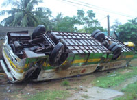 Xe khách lật, 7 người bị thương nặng