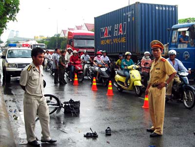 Học sinh lớp 9 bị container húc bất tỉnh