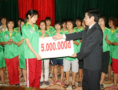 T.P Thái Nguyên tặng quà Đội tuyển bóng đá nữ