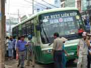 Xe buýt đang đi thì... sụt hố 